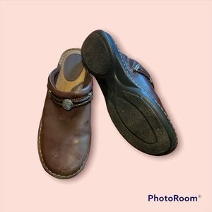 Minnetonka womens shoes size 8